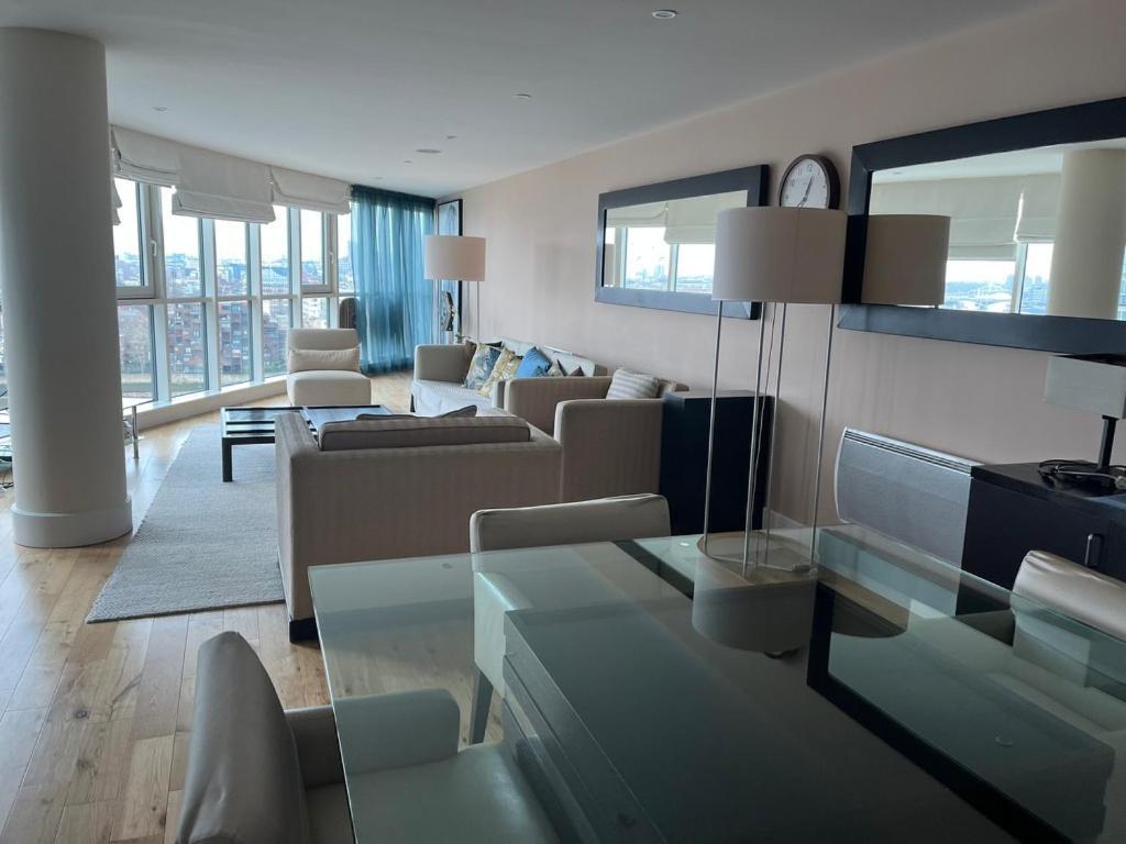Gorgeous 3 Bedroom Flat In Vauxhall With Views * Londra